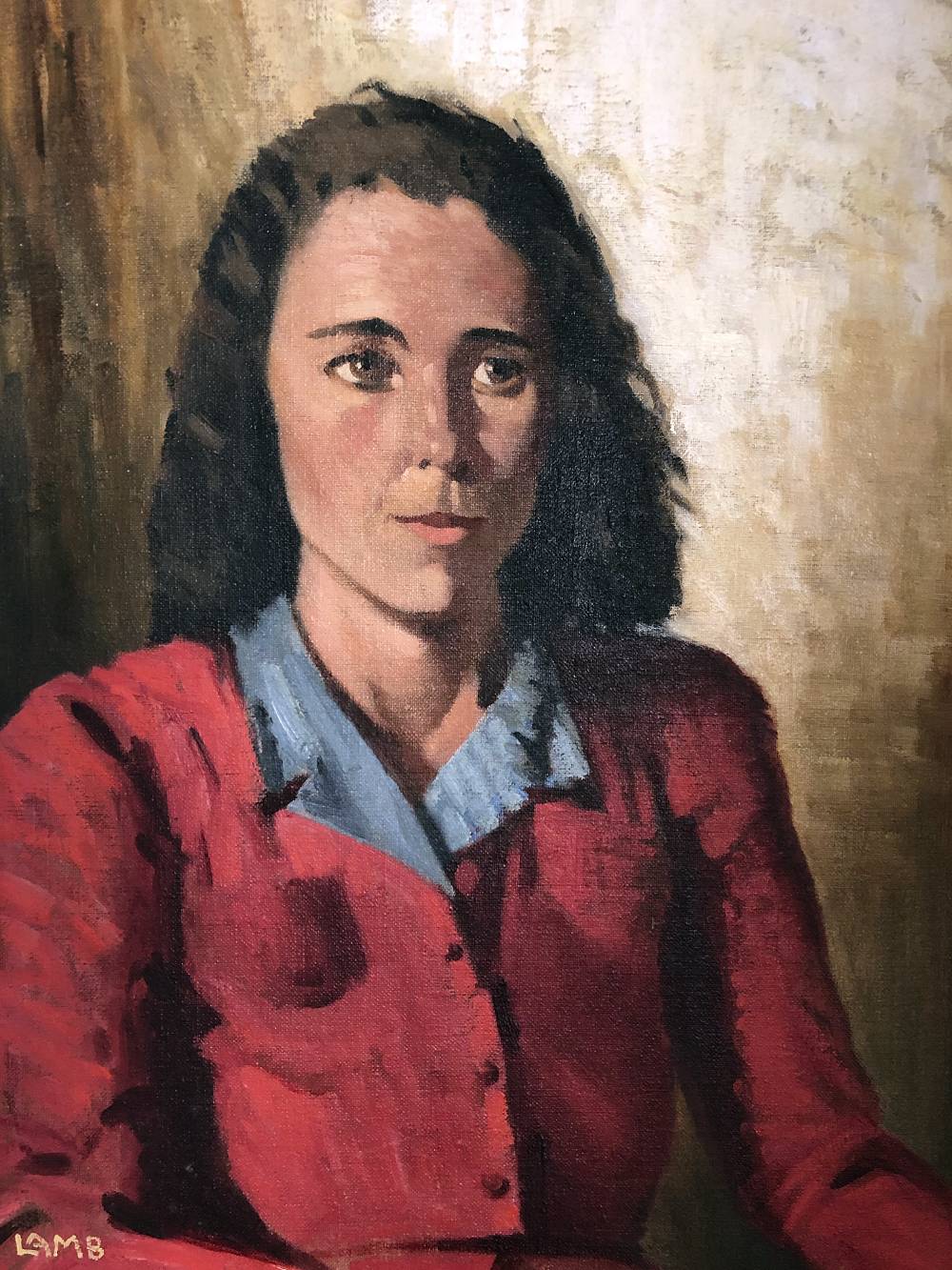 Bean óg, caol, álainn dhubh; ina suí. Tá sí ag féachaint amach ar thaobh dheas an bhreathnaitheora, agus cuma dháiríre uirthi. Tá sí le fiscint ón gcom aníos.